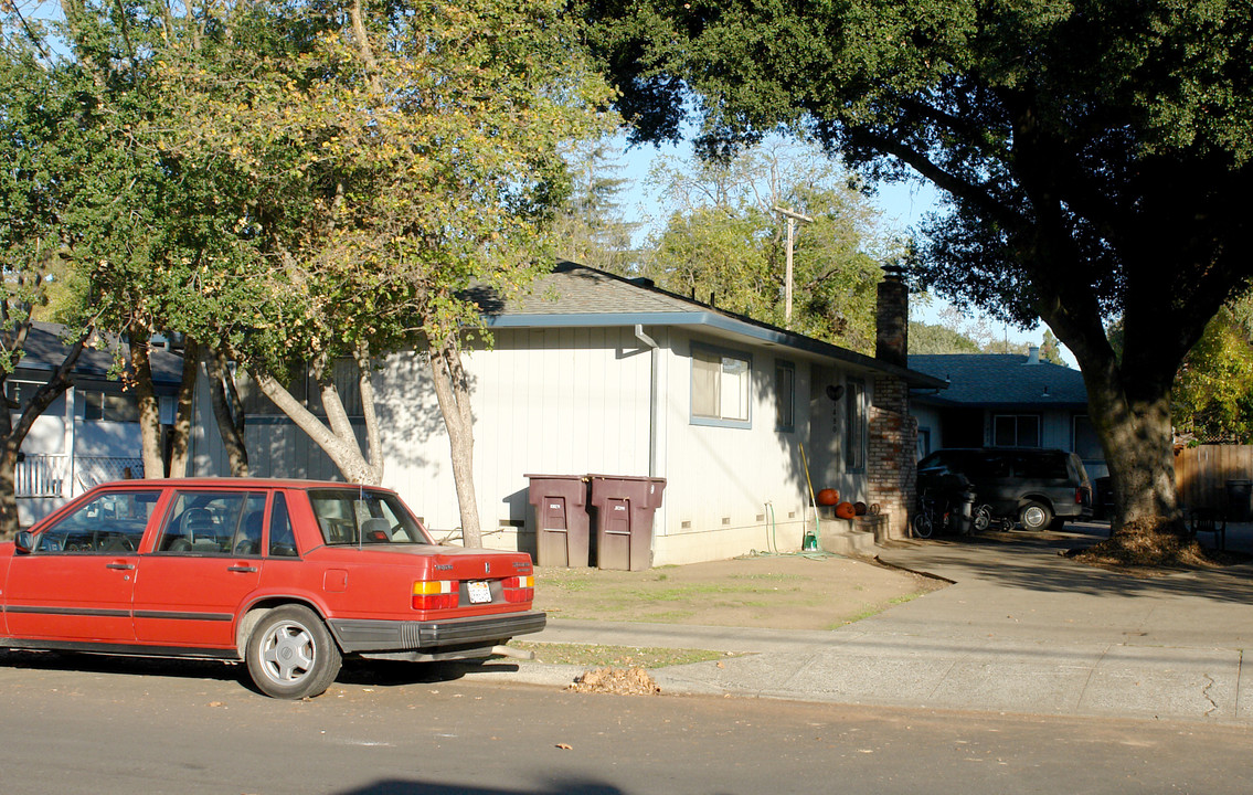 1480 Wright St in Santa Rosa, CA - Building Photo