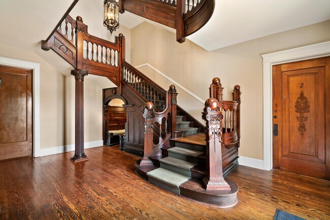 1116 Poplar Ave in Memphis, TN - Building Photo - Building Photo