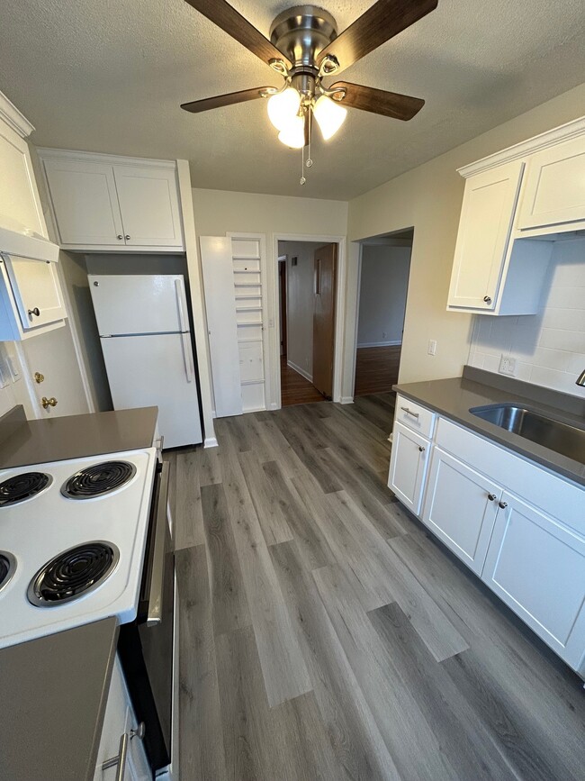 318 E Henry Clay St in Milwaukee, WI - Foto de edificio - Building Photo