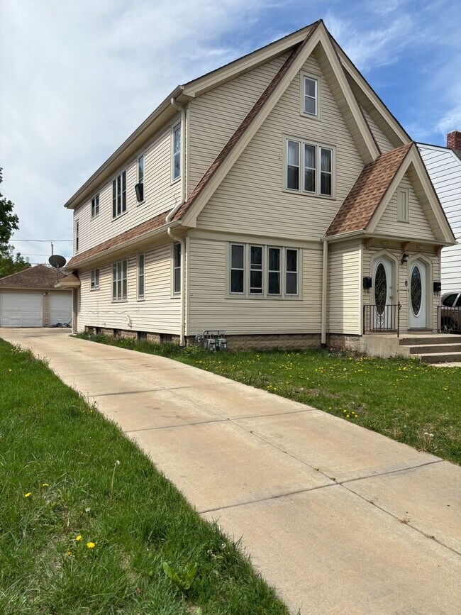 4049 N Elmhurst Rd in Milwaukee, WI - Building Photo - Building Photo
