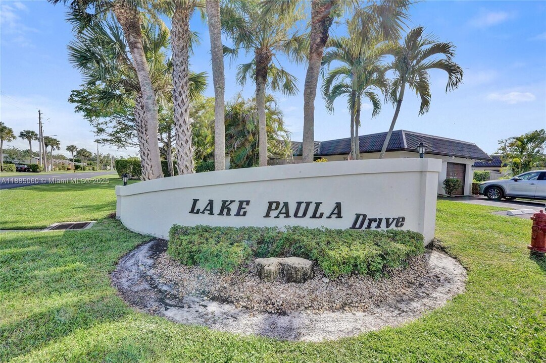 125 Lake Paula Dr in West Palm Beach, FL - Building Photo