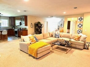 111 E Genesee St, Unit B in Fayetteville, NY - Foto de edificio - Building Photo