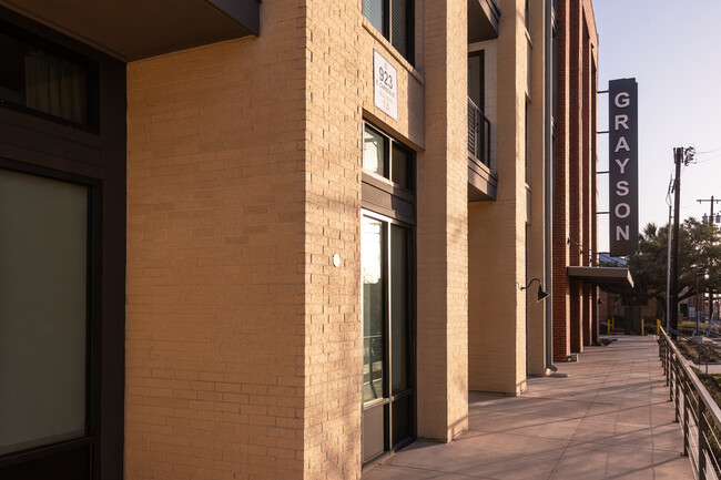 Residences at Grayson Heights in San Antonio, TX - Foto de edificio - Building Photo