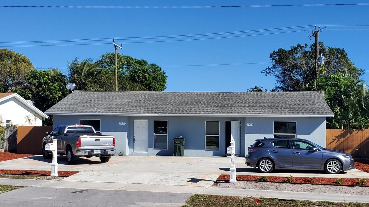 2876 N Dixie Hwy in Boca Raton, FL - Building Photo