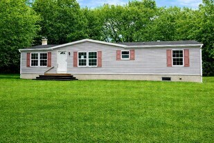 1225 Sleepy Hollow Rd in Pennsburg, PA - Building Photo