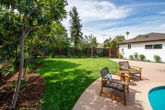 22330 Mobile St in Woodland Hills, CA - Foto de edificio - Building Photo