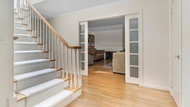 17 Hilltop Dr W in Great Neck, NY - Building Photo - Building Photo
