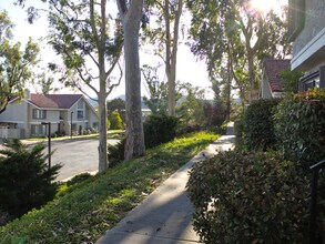 1066 Thistlegate Rd in Oak Park, CA - Building Photo - Building Photo