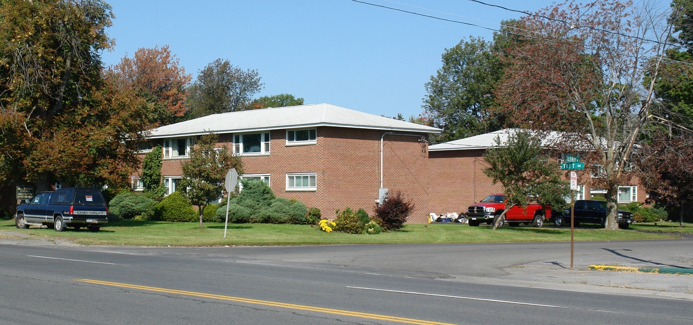 5929-5953 E Taft Rd in North Syracuse, NY - Foto de edificio
