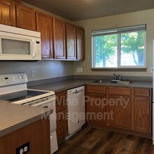 1748 SW Kalama Ave in Redmond, OR - Foto de edificio - Building Photo