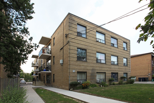 24 Wasdale Cres in Toronto, ON - Building Photo - Building Photo