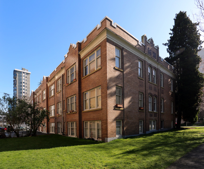 Chatelaine Apartments in Vancouver, BC - Building Photo