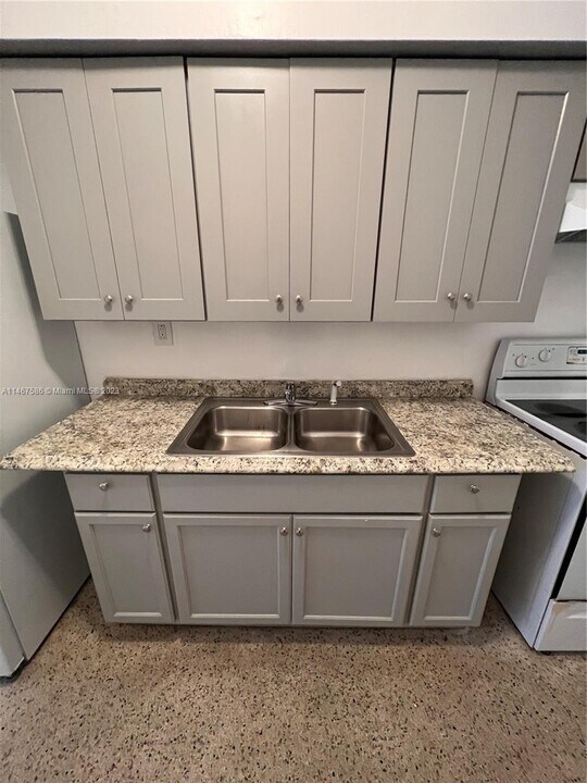 1946 NE 167th St-Unit -3 in North Miami Beach, FL - Foto de edificio