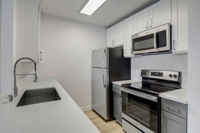 Bay in San Diego, CA - Foto de edificio - Building Photo