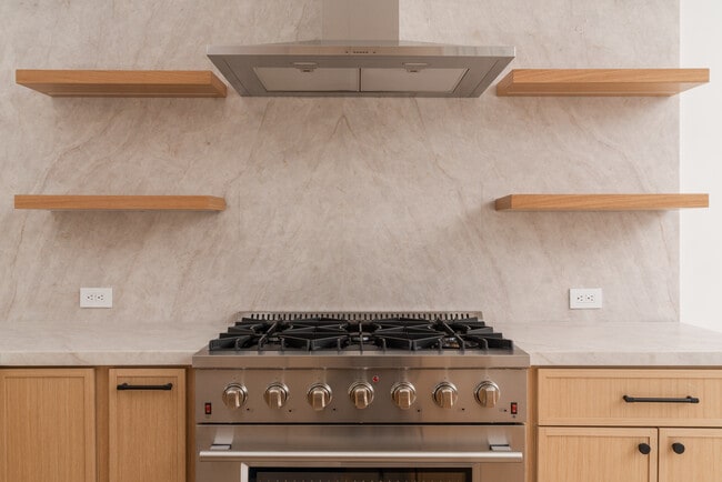 1931 Sunset Plaza Dr in Los Angeles, CA - Building Photo - Building Photo