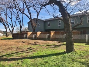 Comanche Townhomes in Comanche, TX - Building Photo - Building Photo