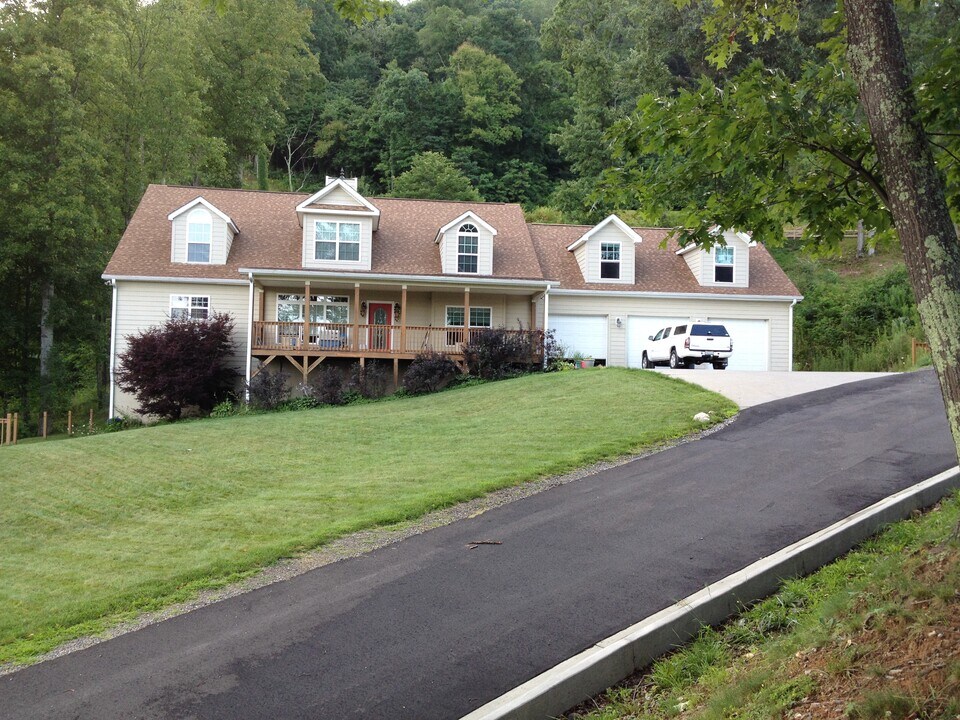97 Mount Soma Blvd, Unit Upstairs Unit B in Clyde, NC - Foto de edificio