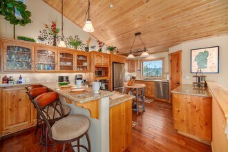 985 Forest Mountain Dr in South Lake Tahoe, CA - Building Photo - Building Photo