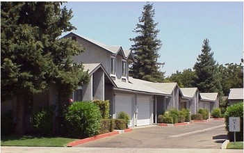 Lakewood Plaza in Modesto, CA - Building Photo - Building Photo