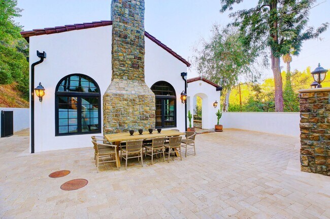 2570 Nichols Canyon Rd in Los Angeles, CA - Building Photo - Building Photo
