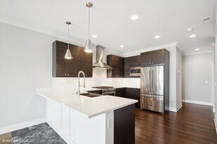 3047 N Oakley Ave, Unit 401 in Chicago, IL - Building Photo