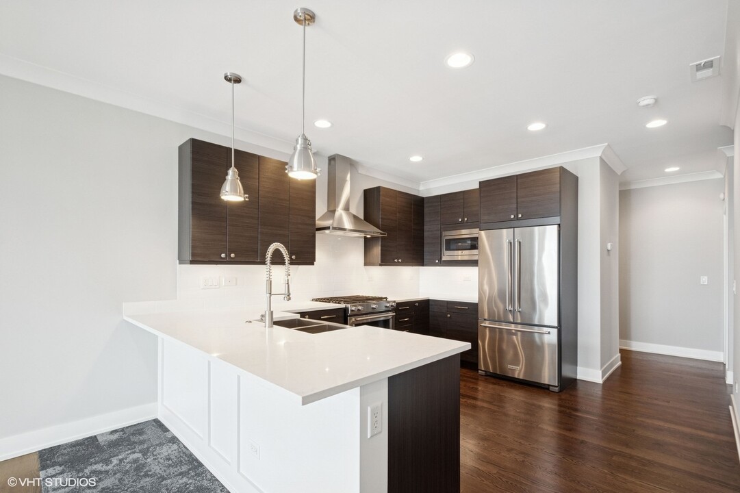 3047 N Oakley Ave, Unit 401 in Chicago, IL - Building Photo