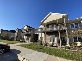 2000 Meadow Ct, Unit 506 in Des Moines, IA - Building Photo