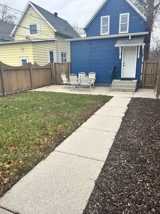 1201 University Ave in Grand Forks, ND - Foto de edificio - Building Photo