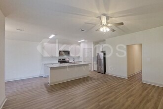 8049 Hendrick Dr in Baton Rouge, LA - Foto de edificio - Building Photo