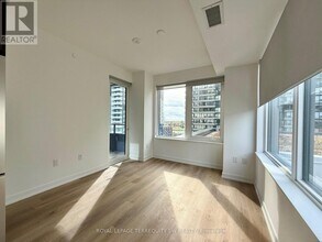 395 Square One Dr in Mississauga, ON - Building Photo - Building Photo