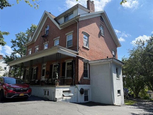 property at 5 Wood Ct