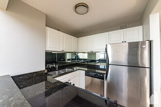 3660 N Lake Shore Dr, Unit 4410 in Chicago, IL - Building Photo - Building Photo