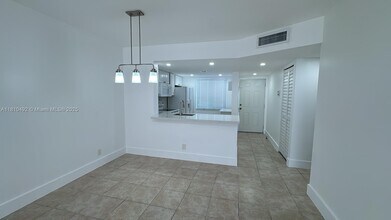 8610 N Sherman Cir in Miramar, FL - Building Photo - Building Photo