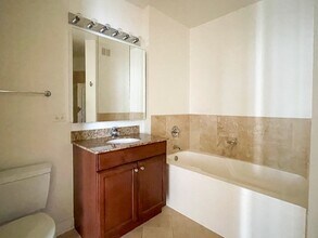 420 E Waterside Dr, Unit 2402 in Chicago, IL - Foto de edificio - Building Photo
