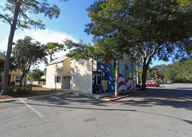 Sanders Pines in Immokalee, FL - Foto de edificio - Building Photo