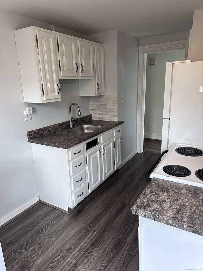 941 E Broadway in Stratford, CT - Building Photo - Building Photo