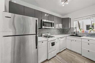 1120 Venetian Way in Miami Beach, FL - Building Photo - Building Photo