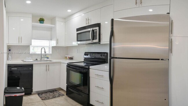 8901 S Hollybrook Blvd in Pembroke Pines, FL - Building Photo - Building Photo