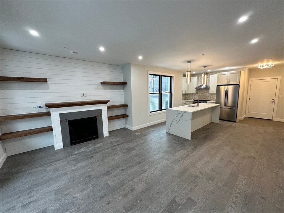 197 Condor St in Boston, MA - Building Photo