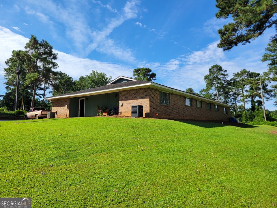 424 GA Hwy 211 in Winder, GA - Building Photo