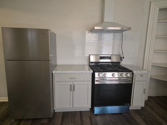 525 Monmouth St, Unit 1st floor in Trenton, NJ - Foto de edificio - Building Photo