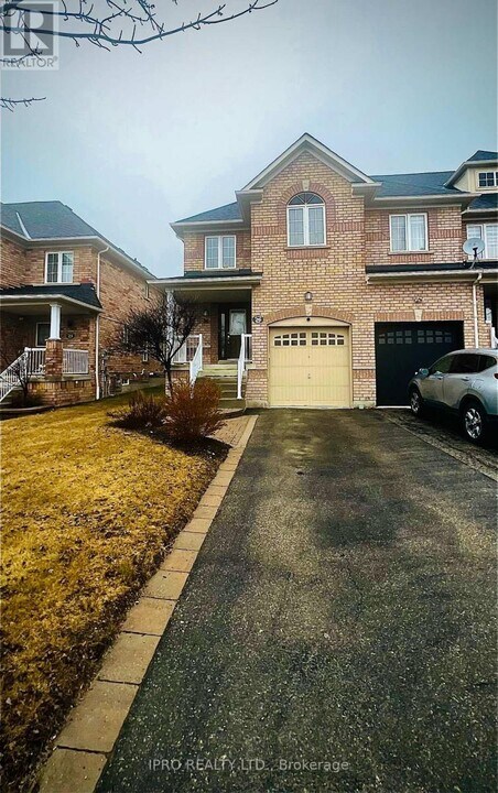 26 Atlantis Dr in Whitby, ON - Building Photo