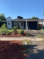 2444 Garden Ave in Klamath Falls, OR - Building Photo