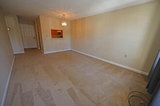 47 Highland St, Unit 214 in West Hartford, CT - Building Photo - Building Photo