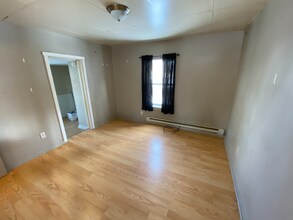 103 Kneale Ave S in Thief River Falls, MN - Building Photo - Building Photo