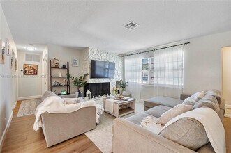 3301 NW 42nd St in Fort Lauderdale, FL - Foto de edificio - Building Photo