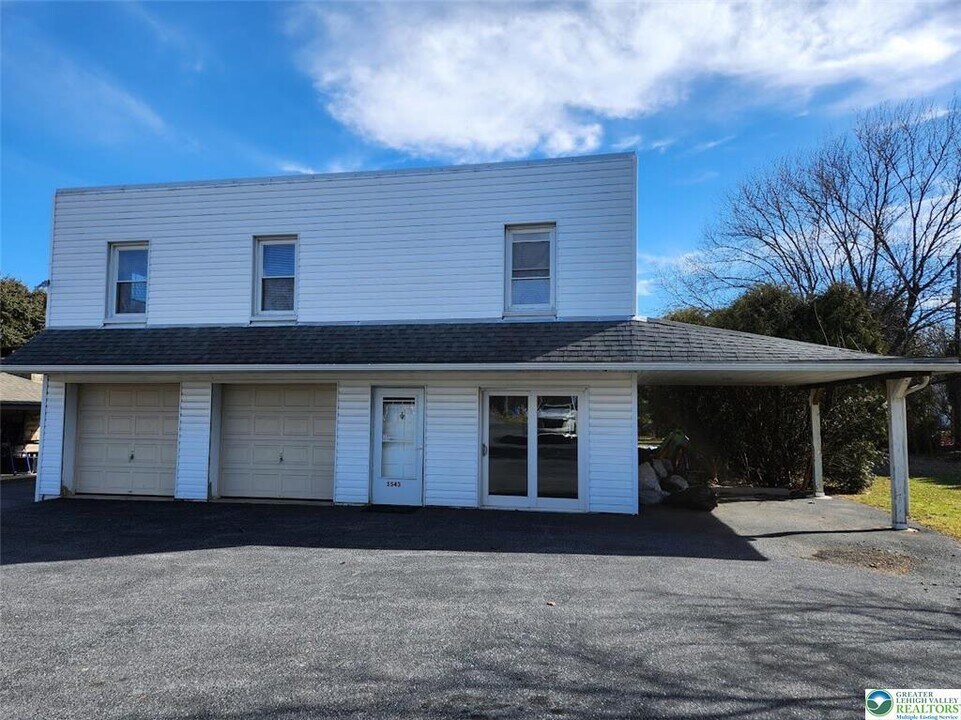 5543 PA-873 in Schnecksville, PA - Building Photo