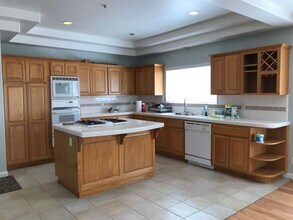 1805 Harriman Ln in Redondo Beach, CA - Foto de edificio - Building Photo