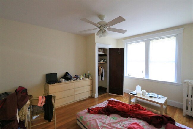 13 Ellery St, Unit 4 in Cambridge, MA - Foto de edificio - Building Photo