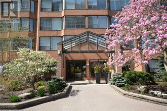 1270 Maple Crossing Blvd in Burlington, ON - Building Photo - Building Photo